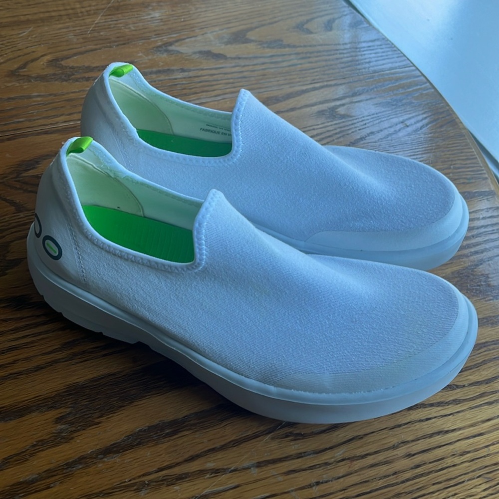 Women’s oofos white shoe